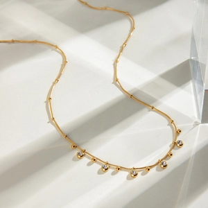Collier en acier inoxydable plaqué or 18 carats avec pendentif zircon blanc et perles