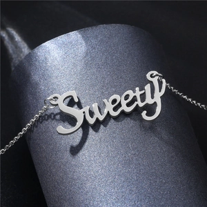 Collier en acier inoxydable argenté avec pendentif Sweety sur support sombre