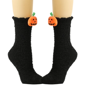 Detailansicht schwarzer Plüsch-Thermosocken mit festlicher 3D-Kürbispuppe am Bund