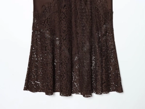 Gros plan détaillé de la dentelle marron foncé montrant les motifs de crochet floraux