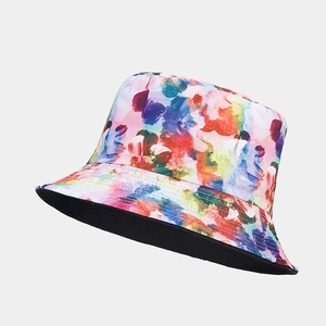 Vue détaillée du motif floral coloré et de la doublure réversible en toile noire du chapeau
