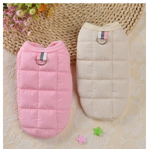 Détail de gilets matelassés pour animaux avec anneaux en D et cols côtelés en rose et beige