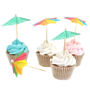 Detailaufnahme bunter Cocktail-Sonnenschirme aus Papier für Party-Cupcake-Dekoration