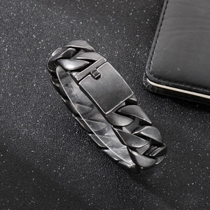 Bracelet gourmette pour hommes en acier inoxydable noir gunmetal sur présentoir