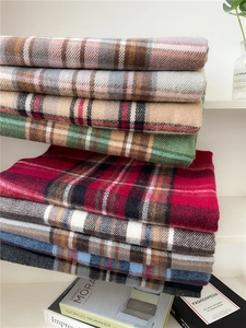 Pila di sciarpe a quadri colorate in morbido finto cashmere con nappe e frange