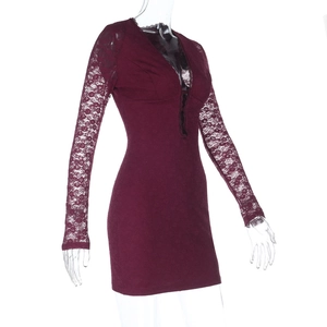 Détail de la texture dentelle rouge foncé sur la robe mini moulante à manches longues et col en V