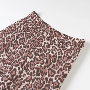 Dettaglio dei pantaloni leopardati con vita alta e cerniera laterale invisibile
