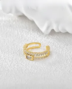 Vista macro di un anello a doppio strato placcato oro 18K con cristalli di zirconia cubica