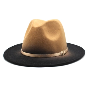 Détail d'un chapeau fedora dégradé à large bord avec une fine boucle métallique décorative