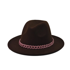 Détail du chapeau Fedora en laine marron foncé avec garniture de chaîne rose mat
