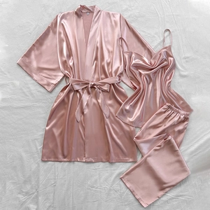 Ensemble de pyjama 3 pièces en satin rose avec peignoir, caraco et pantalon