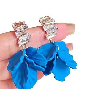 Boucles d'oreilles en zircone avec pétales bleu roi superposés et clous dorés élégants