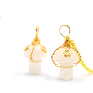 Détail macro du pendentif champignon en cristal blanc fait main avec fil métallique doré