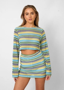 Vue détaillée du haut court en crochet rayé coloré et de la mini-jupe assortie