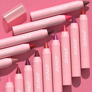Makro-Anzeige sortierter matter Lippenstiftstifte in verschiedenen Farben auf Rosa