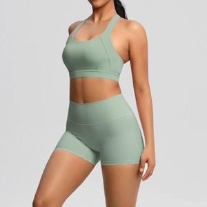 Detailansicht des salbeigrünen Yoga-Sets mit Sport-Bh und High-Waist Gym-Shorts