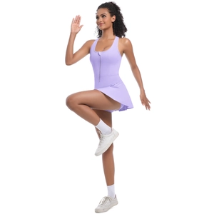 Détail de la robe de sport violette avec short intégré et col montant à fermeture éclair