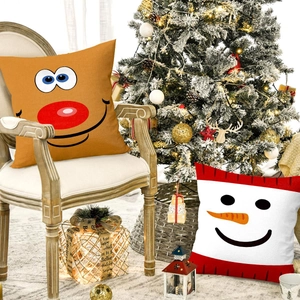 Housses de coussin de Noël avec bonhomme de neige et renne sur des chaises décorées