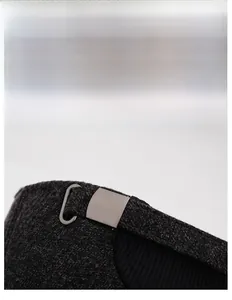 Dettaglio della fibbia in metallo e del tessuto in tweed grigio sul retro del cappello
