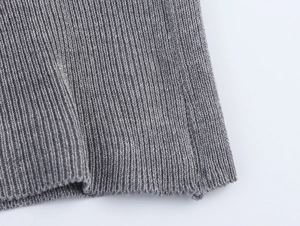 Gros plan détaillé du tissu en maille côtelée grise montrant la texture et les finitions