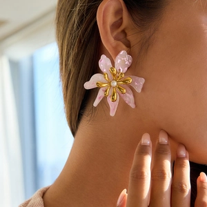 Detail von rosa Acryl-Blumenohrring mit 18K Goldherz und kleiner Perle im Zentrum