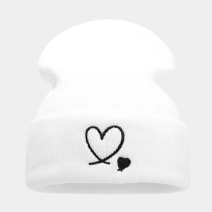 Bonnet en tricot blanc avec broderie de cœur noir pour couple et style décontracté