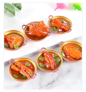 Detailansicht von chinesischen Miniatur-Lebensmittelmodellen wie Brathähnchen und Schmorbraten