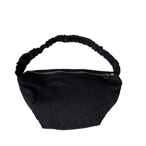 Borsa a tracolla minimalista in nylon nero plissettato con cerniera circolare in metallo