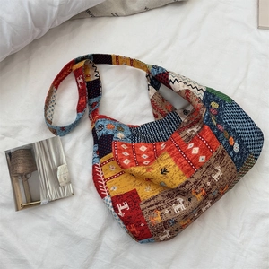 Détails d'un sac hobo en toile aux motifs ethniques colorés et imprimés de cerf patchwork