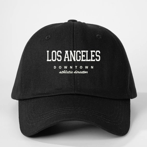 Détail du lettrage imprimé Los Angeles et texture du tissu sergé sur la casquette noire