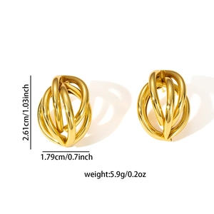 Boucles d'oreilles nœud doré au style vintage minimaliste sur fond blanc