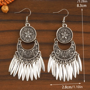 Vue détaillée des boucles d'oreilles bohèmes en argent antique aux motifs floraux