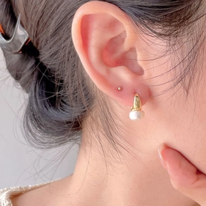 Minimalist 925 sterling silver gold-plated earrings with baroque pearl drop and small stud
