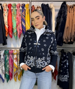 Detailansicht der dunkelblauen Paisley-Strickjacke mit Stehkragen und Reißverschluss