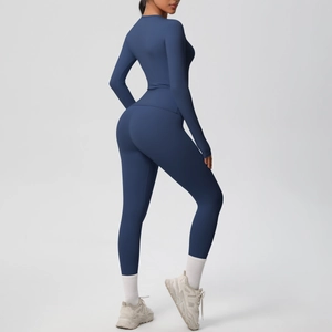 Dettaglio del completo yoga blu navy che mostra il tessuto elastico ad asciugatura rapida sul modello