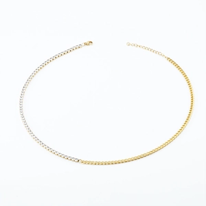 Detailansicht der goldenen Panzerkette und Zirkonia-Tenniskette mit Karabinerverschluss