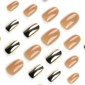Glänzendes Set aus ovalen Kunstnägeln in Nude und Metallic-Gold auf weißem Hintergrund