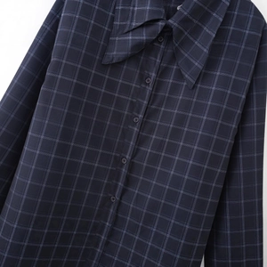 Camicia in popeline a quadri blu scuro a maniche lunghe con grande colletto a punta retrò