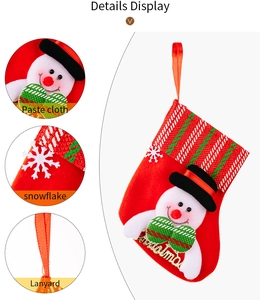 Détail de la chaussette de Noël rouge avec motif bonhomme de neige et broderie de fête