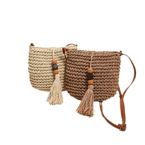 Minimalist straw crossbody bag with wooden beads and tassel decoration in beige and brown