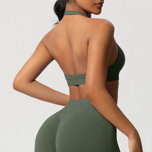 Détail de la brassière de sport dos nu olive et du legging sans couture sur un modèle