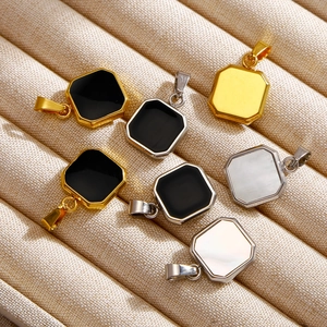 Pendenti ottagonali geometrici con smalto nero e madreperla bianca in oro e argento