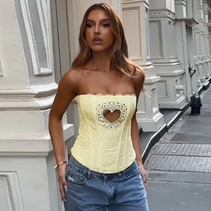 Corset en dentelle jaune pâle avec découpe cœur en strass et style ajusté sexy