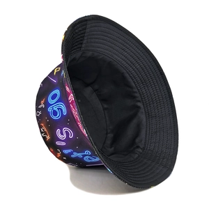 Dettaglio del cappello a secchiello reversibile con stampe neon e fodera nera