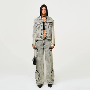 Ensemble en denim délavé bleu clair avec veste courte et pantalon cargo à poches