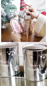 Détail d'une boîte cadeau de Noël argentée avec flocons et texte Merry Christmas
