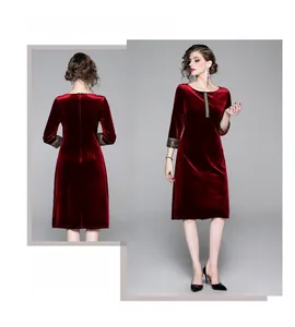 Dettaglio dell'abito in velluto bordeaux con polsini di paillettes e silhouette aderente
