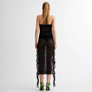 Détail du dos de la robe en dentelle noire avec ourlet à volants et maille transparente chic