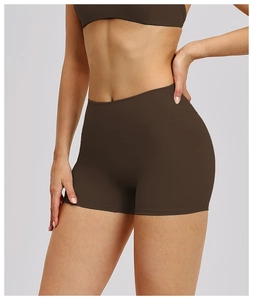 Dettaglio dei pantaloncini sportivi a vita alta marrone scuro con effetto pancia piatta