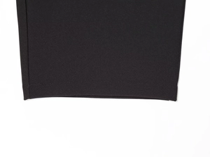 Détails de couture de haute qualité sur l'ourlet du pantalon noir et texture du tissu